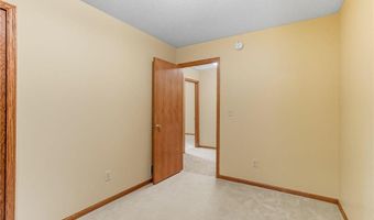 7454 Upper 24th St N, Oakdale, MN 55128