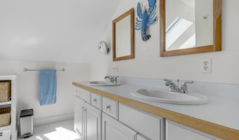 2 Sunnyfield Ln, Falmouth, ME 04105