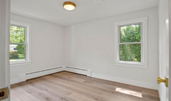8 Knight St, Falmouth, ME 04105