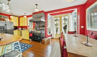 43 Poplar St, Newport, RI 02840