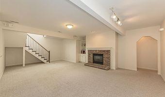 573 Castle Ridge Dr, Ballwin, MO 63021