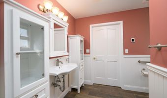 4 Hillside Rd, Atlantic Highlands, NJ 07716