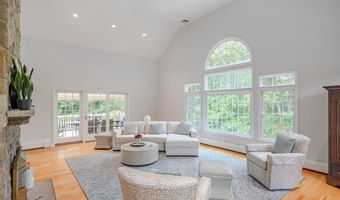 20 Laura Dr, Danbury, CT 06811
