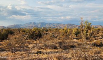 2204 S Six Shooter Rd, Yucca, AZ 86438