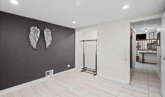 219 W Appletree Ln, Arlington Heights, IL 60004