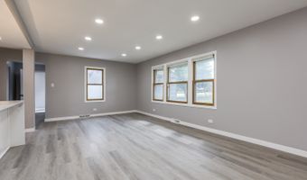 4 N327 7th Ave, Addison, IL 60101