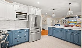 2 Boulder Rd, Bourne, MA 02532