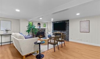 31 Brookside Dr, North Smithfield, RI 02896