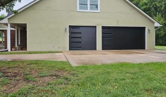 1923 Eastridge Dr, Arkansas City, KS 67005