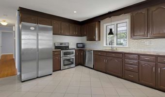 371 Northfield Dr, Bridgeport, CT 06606