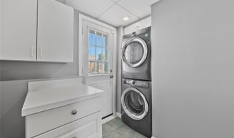 15 Hayes Rd, Amity Harbor, NY 11701