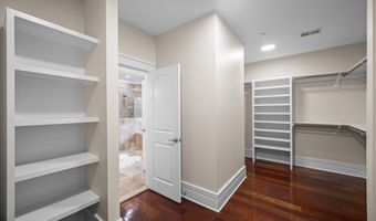 9715 SINGLETON Dr, Bethesda, MD 20817