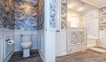 9 Wilshire Ln, Cranston, RI 02921