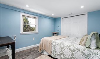 4 James St, Middletown, RI 02842