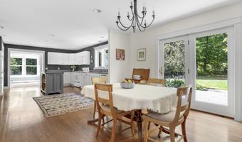 2 Sunnyfield Ln, Falmouth, ME 04105