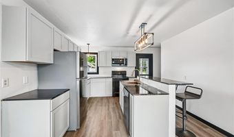 203 E 4th St, Anamosa, IA 52205