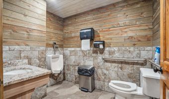 108 W 1st, Dyersville, IA 52040