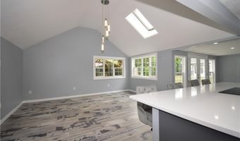6 Sweeney Ln, Bristol, RI 02809
