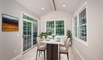 990 Whisperwood Ln, Aurora, OH 44202