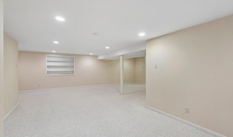 2109 N Charter Point Dr, Arlington Heights, IL 60004