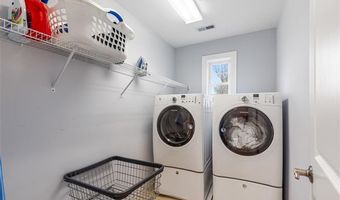 76 Woods Ln, Cranston, RI 02921