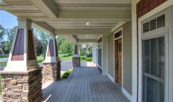 907 Sandalwood Dr, Altoona, WI 54720