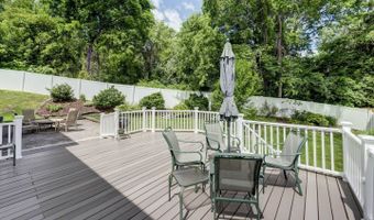 4 Lee Cir, Bloomfield, CT 06002
