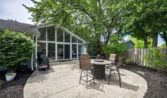 150 Greenbriar Dr, Aurora, OH 44202
