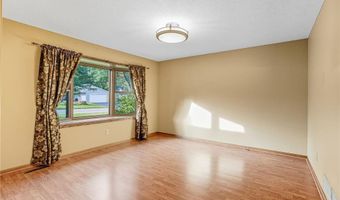 7454 Upper 24th St N, Oakdale, MN 55128