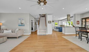 21 Lakeview Rd, Brookfield, CT 06804