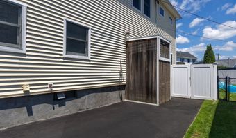 18 Waverly Rd, Branford, CT 06405