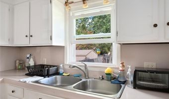 7 Cleveland Ave, Cranston, RI 02920
