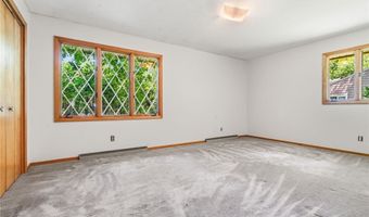 1129 Oak Tree Rd, Akron, OH 44320