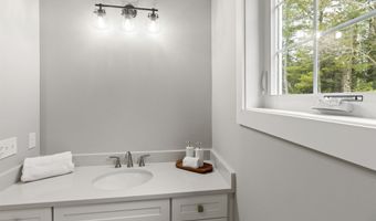8 Stone Creek Dr, Brentwood, NH 03833