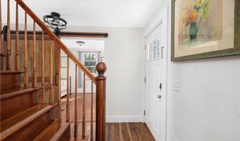 33 Clinton Ave, Jamestown, RI 02835