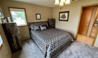 1726 Arthurs Ct, Aberdeen, SD 57401