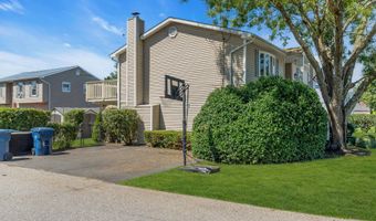 19 Spruce St, Beachwood, NJ 08722