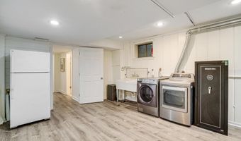 2420 N TAYLOR St, Arlington, VA 22207