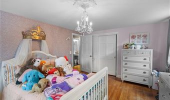 152 Glen Hills Dr, Cranston, RI 02920