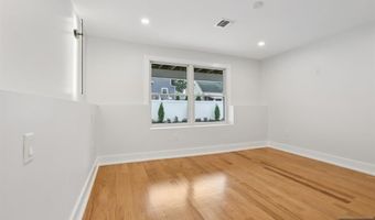 14 Redwood St, Bergenfield, NJ 07621
