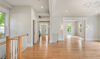 28 Mount Vernon St, Newport, RI 02840