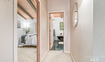 9734 Moore Dr, Cascade, ID 83611