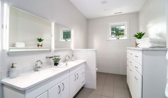 13 Kellogg St, Brookfield, CT 06804