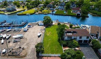35 Shore Rd, Amityville, NY 11701