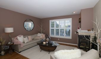 70 Woodcrest Ln 70, Danbury, CT 06810