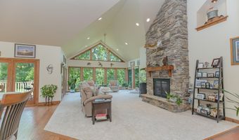 932 Emerald Pines Dr, Arnolds Park, IA 51331