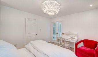 8 CARRIAGE HOUSE Cir, Alexandria, VA 22304