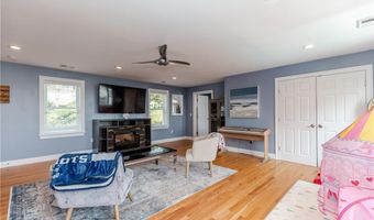 21 Crestwood Rd, Warwick, RI 02886