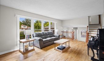 219 W Appletree Ln, Arlington Heights, IL 60004