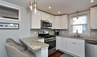 18 Lakeview Dr, Narragansett, RI 02882